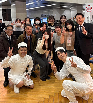 福岡県の服部知事、パラシュート部隊と記念撮影