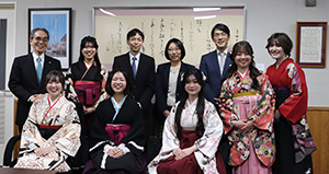 学長や指導教員と笑顔で記念撮影