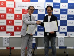 左:本学 向井学長 右:フォーク株式会社 小谷野社長