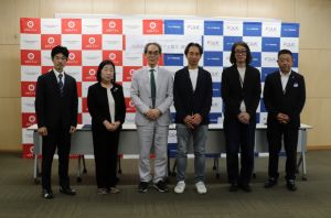 調印式の参加者で記念撮影