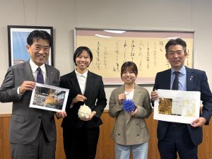 写真左より博多大丸社長、双田さん、毛利さん、博多大丸 箱崎様