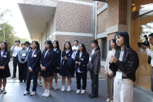 緊張した様子のハノイ市の高校生