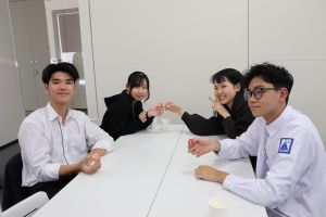 本学学生とハノイ市の高校生の交流の様子